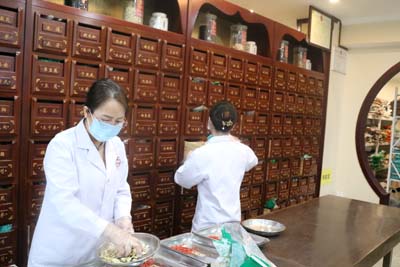 中西医结合治疗前列腺癌：中医的优势与协同作用
